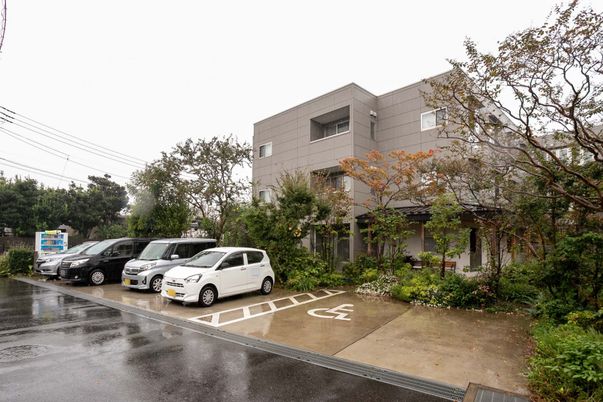 外観と駐車場