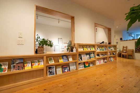 和やかな雰囲気の書籍スペース