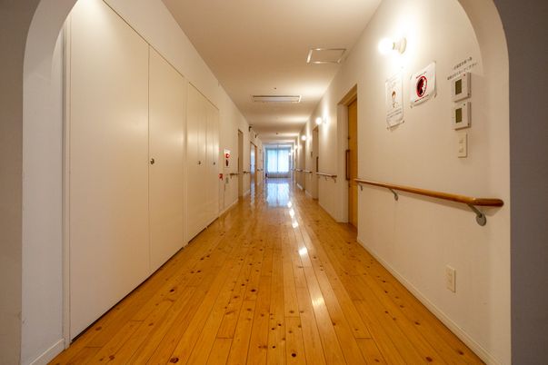 廊下の木目調床材