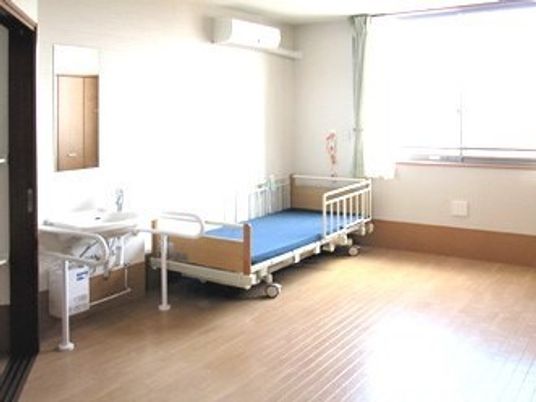 明るい個室の居室
