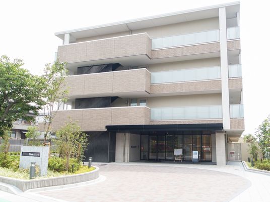 モダンな建物のエントランス