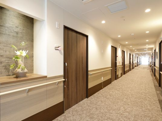 廊下の清潔な広々空間