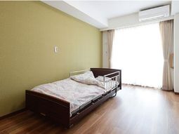 明るい居室の様子