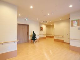 手すり付き明るい廊下
