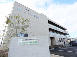 明るい外観の建物正面