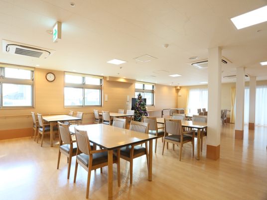 広々とした明るい食堂