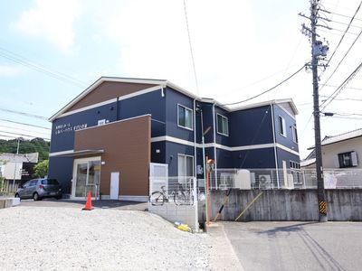 新築そうな施設の外観