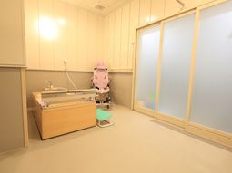 明るい照明の洗面台付き居室