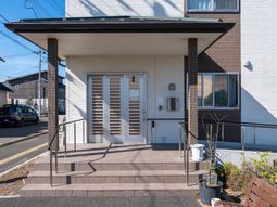 明るい建物のエントランス