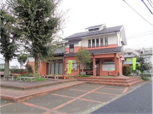 ゆったりとした外観の建物