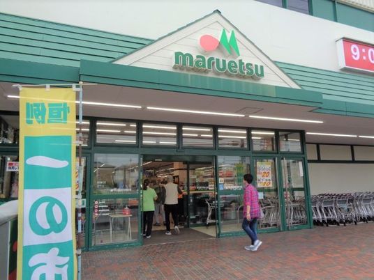 店舗入り口と人々