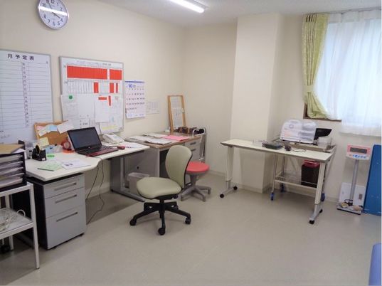 パソコンや資料が置かれた机などがある健康管理室。きれいに整理整頓されている。