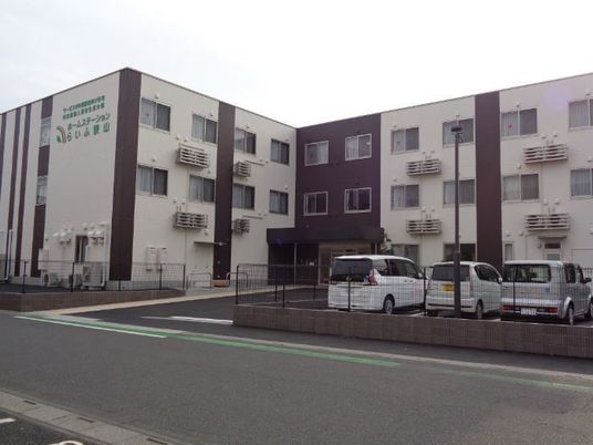 白壁の建物と駐車場