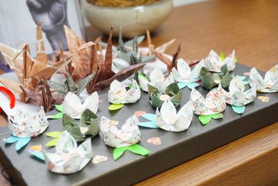 手工芸品多数のテーブル