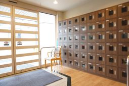 エントランスの明るい空間