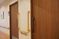 廊下と木製ドア