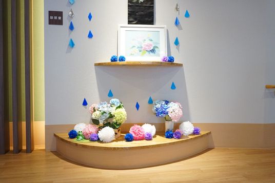 花飾りと絵のあるロビー