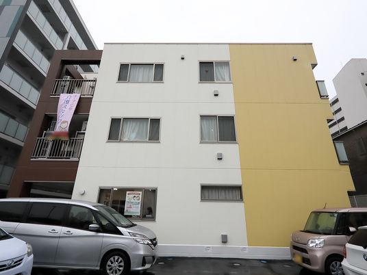 白と黄色の建物の外観