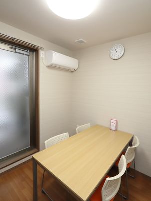 シンプルな会議室