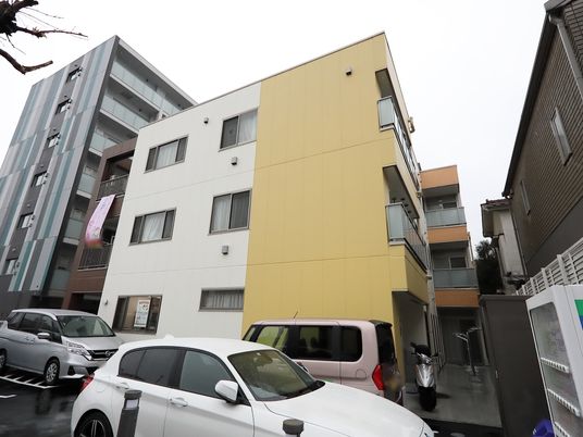 黄色い壁の建物外観