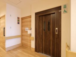 木目調エレベーターの前部分