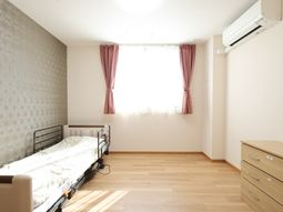 光が差し込む広々居室