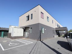 明るい日差しの施設外観