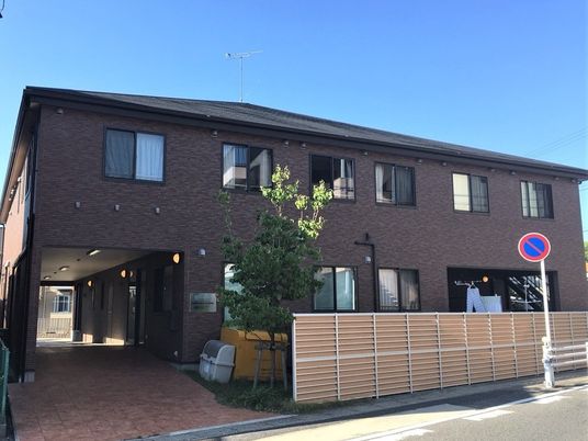 茶色の建物エントランス