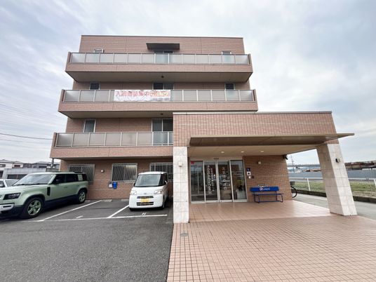 駐車場付きの建物