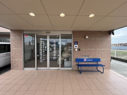 施設のエントランス