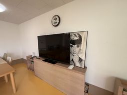 テレビとモノクロ写真の壁