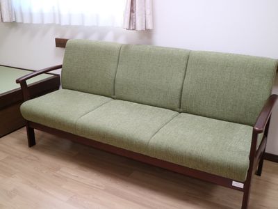緑色の快適なソファ