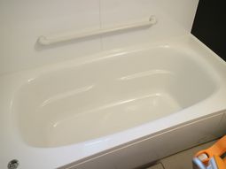 清潔な浴室のバスタブ