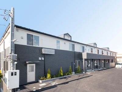 シンプルな建物の外観