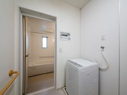 洗濯機と浴室の空間