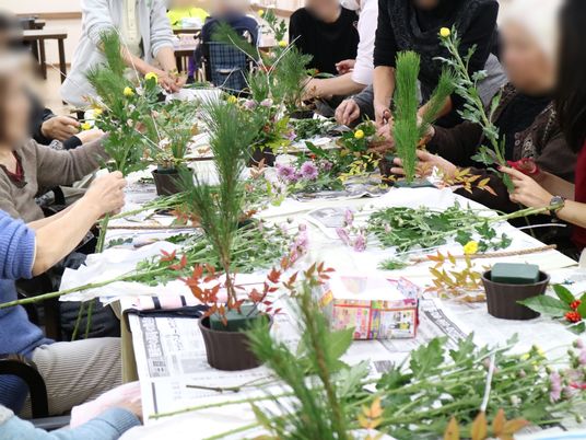 多世代が植物を扱う様子
