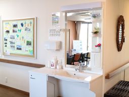 洗面台と掲示物のある空間