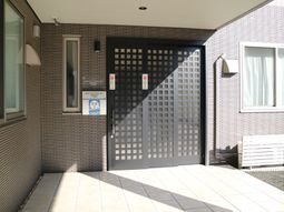 エントランスの明るい日射し