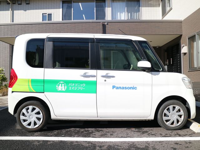 バリアフリー車両停車状態 専用車 快適な移動を支援するバリアフリー車両が整備されており、出勤時も安心の環境です。