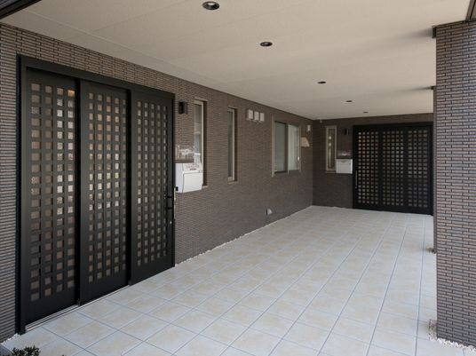 広いエントランスの外観