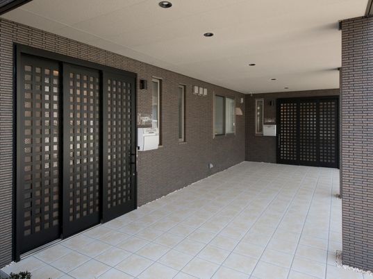 広いエントランスの外観