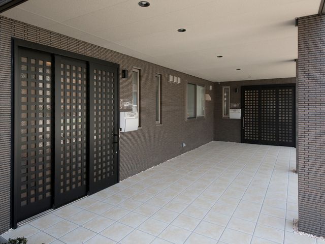 広いエントランスの外観 エントランス ゆったりとした造りのエントランスは、バリアフリー設計で快適な出入りができるよう考慮されており、働きやすい環境が整っています。