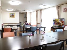 明るい共用ダイニング