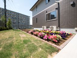 明るい中庭の風景