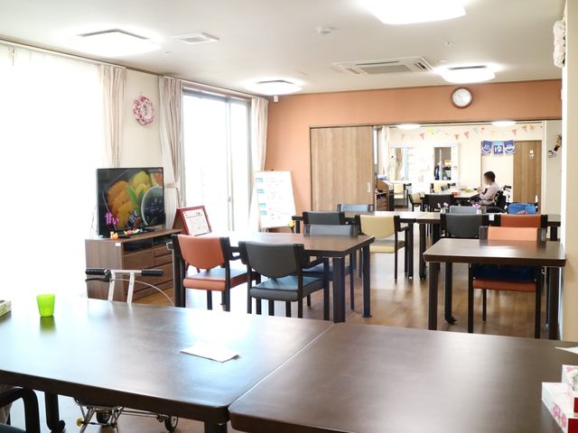 共有スペースの居心地の良い様子 食堂 ゆったりとしたダイニングで食事や交流を楽しむ様子が伺えます。車椅子でリラックスしながらテレビを観る方もいらっしゃいます。