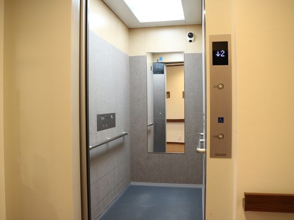 清潔感のあるエレベーター前