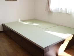 明るい和室の居室