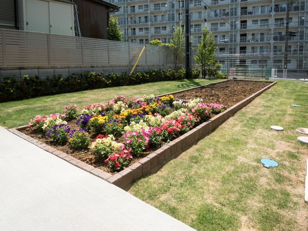 色とりどりの花壇と建物