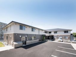 明るく清潔な外観