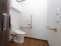 手すり付トイレの清潔な内観